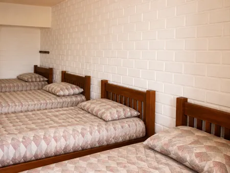Quarto com camas individuais e ambiente limpo e tranquilo para o descanso e recuperação dos pacientes
